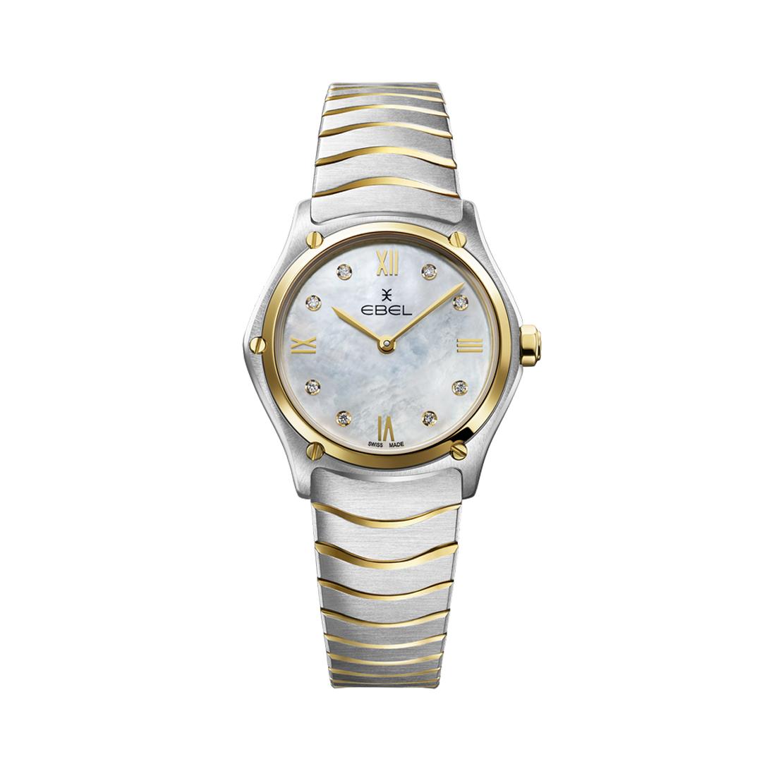 een damespolshorloge Ebel sport Classic, staal met 18 krt geelgoud.
De wijzerplaat is parelmoer met romeinse index en 8 diamantjes 0.052 crt totaal.
Saffier glas.